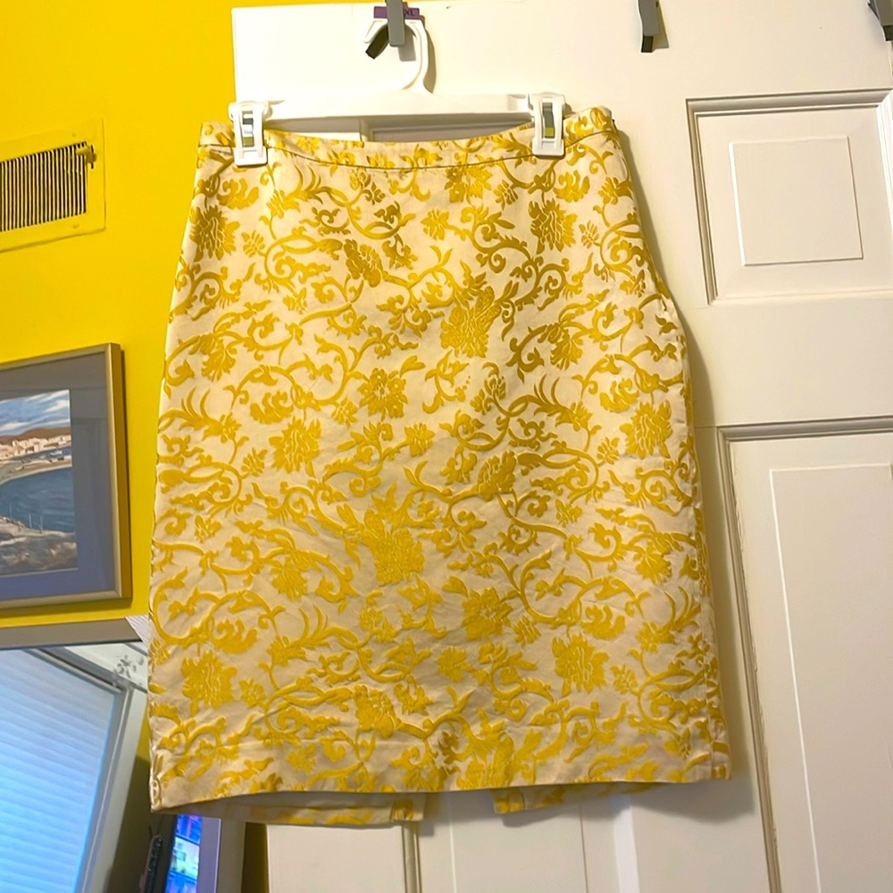 Elegant and beautiful all silk yellow skirt from Banana Republic. Size 4.